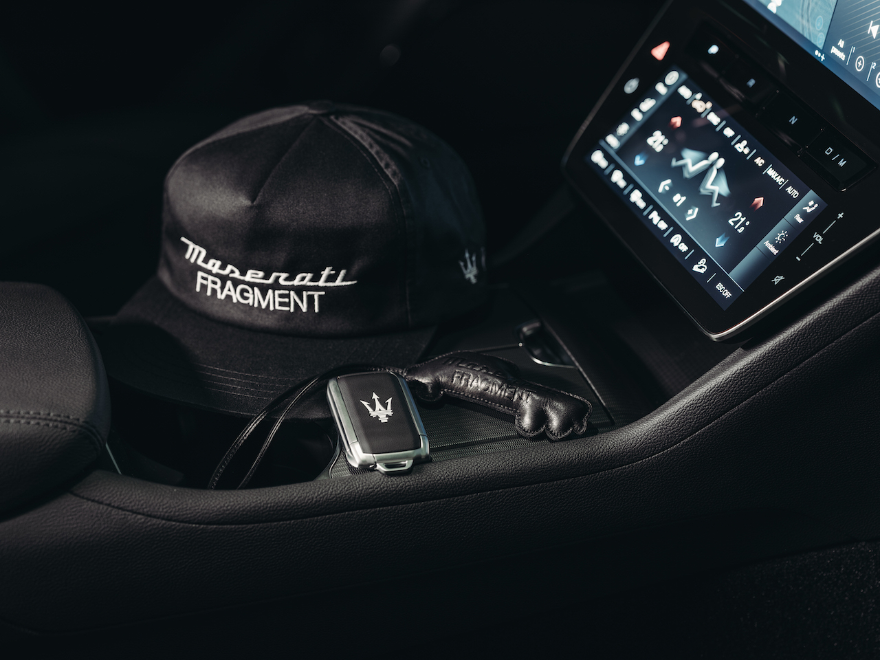 【新聞圖片 12 】鑑賞會期間現場購買 Maserati 指定精品聯名服飾配件享 8 折優惠，預約鑑賞請致電各展示中心服務專線
